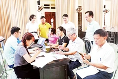 Tổ Chuyển đổi số cộng đồng xã Xuân Mai hướng dẫn người dân cách nộp hồ sơ trực tuyến trên Cổng Dịch vụ công quốc gia.