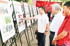 Người dân phường Buôn Ma Thuột tham quan triển lãm.