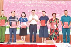 Lãnh đạo Đảng ủy phường Vĩnh Tuy trao quyết định cho các tổ chức cơ sở đảng trực thuộc Đảng bộ phường. (Ảnh ĐÌNH HIỆP)