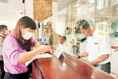 Người nộp thuế làm thủ tục tại Thuế Thành phố Hồ Chí Minh.