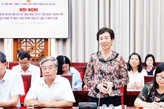 Các chuyên gia, nhà khoa học, đại diện Hội đồng Tư vấn của Ủy ban Mặt trận Tổ quốc Việt Nam Thành phố Hà Nội nêu ý kiến phản biện tại hội nghị. (Ảnh THÀNH AN) 