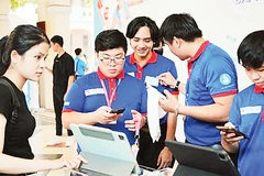 Các bạn sinh viên hướng dẫn các thí sinh dự thi tại Trường trung học phổ thông chuyên Lê Hồng Phong.