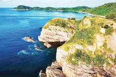 Bãi đá Móng Rồng nơi đón ánh bình minh đầu tiên trên đảo Cô Tô.
