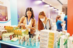 Doanh nghiệp trưng bày sản phẩm tại Diễn đàn xuất khẩu do Thành phố Hồ Chí Minh tổ chức.