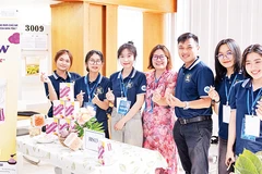Nhóm dự án “CordyDew-Sản phẩm probiotics dạng thạch sữa chua khoai lang và đông trùng hạ thảo” tại gian hàng trưng bày.