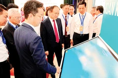 Lãnh đạo thành phố Hà Nội cùng các đại biểu trải nghiệm những ứng dụng số tại Đại hội Đảng bộ phường Hoàn Kiếm.