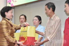 Đồng chí Phạm Thị Thanh Trà tặng quà cho công nhân lao động có hoàn cảnh khó khăn trên địa bàn tỉnh Đồng Tháp.