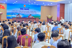 Quang cảnh hội nghị chiều 28/4 nhằm tháo gỡ khó khăn cho "phòng tuyến" y tế cơ sở trên địa bàn tỉnh Cà Mau.