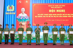 Đại diện lãnh đạo Công an tỉnh Cà Mau (đứng giữa) trao giấy khen cho lực lượng Tham mưu tại Hội nghị sơ kết thực hiện Nghị quyết số 57 của Bộ Chính trị và Đề án số 06 của Chính phủ.
