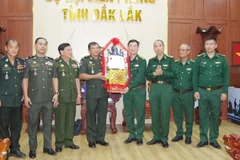 Trung tướng Keo Neang, Phó Cục trưởng Cục Công tác biên giới thuộc Bộ Tổng Tư lệnh Quân đội Hoàng gia Campuchia tặng quà, chúc mừng năm mới tới cán bộ, chiến sĩ Ban Chỉ huy Bộ đội Biên phòng tỉnh Đắk Lắk.