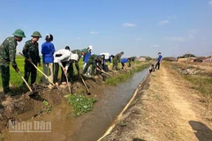Cán bộ, chiến sĩ Ban Chỉ huy phòng thủ khu vực 3 - Ea Súp và đoàn viên, thanh niên xã Ea Rốk nạo vét kênh mương.