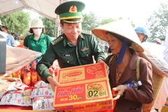 Đại tá Đỗ Quang Thấm, Chính ủy Ban Chỉ huy Bộ đội Biên phòng tỉnh Đắk Lắk trao tặng quà cho gia đình khó khăn ở xã Buôn Đôn.