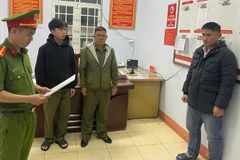 Phòng Cảnh sát kinh tế, Công an tỉnh Đắk Lắk thi hành quyết định khởi tố bị can và lệnh bắt tạm giam đối với Nguyễn Huy Vũ. (Ảnh: Công an tỉnh Đắk Lắk)