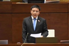Bộ trưởng Tài chính Nguyễn Văn Thắng phát biểu, làm rõ thêm một số vấn đề đại biểu Quốc hội nêu, sáng 18/6. (Ảnh LÂM HIỂN)