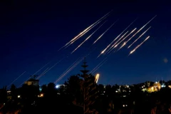 Tên lửa Iran trên bầu trời Israel.