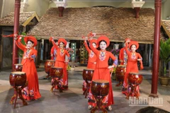 Các nghệ sĩ đem đến tiết mục trống hội đầy sôi động.