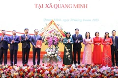 Đồng chí Bùi Thị Minh Hoài chúc mừng Ban Chấp hành Đảng bộ xã Quang Minh. (Ảnh: SƠN TÙNG).