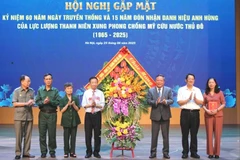 Lãnh đạo Thành ủy Hà Nội tặng hoa chúc mừng Ban liên lạc thanh niên xung phong chống Mỹ cứu nước Thủ đô Hà Nội.