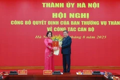 Phó Bí thư Thường trực Thành ủy Hà Nội Nguyễn Văn Phong trao quyết định cho bà Bùi Huyền Mai.