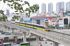Tàu đường sắt đô thị chạy trên đoạn trên cao của tuyến đường sắt đô thị số 3, Nhổn-ga Hà Nội. 