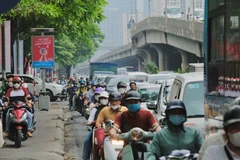 Hà Nội đang lấy ý kiến để hỗ trợ người dân chuyển đổi xe máy chạy xăng sang phương tiện xanh.