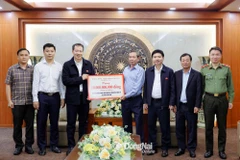 Bí thư Tỉnh ủy, Trưởng đoàn Đại biểu Quốc hội tỉnh Đồng Nai trao 10 tỷ đồng hỗ trợ tỉnh Phú Thọ khắc phục hậu quả thiên tai.