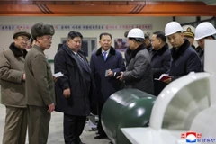 Nhà lãnh đạo Triều Tiên thăm một đơn vị sản xuất vũ khí (Ảnh: KCNA)
