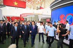 Tổng Bí thư Tô Lâm, Thủ tướng Phạm Minh Chính, Nguyên Thủ tướng Nguyễn Tấn Dũng cùng các vị lãnh đạo Đảng và Nhà nước, Thành phố Hà Nội dự buổi lễ tại đầu cầu Trung tâm Triển lãm Quốc gia. (Ảnh: THÀNH ĐẠT)