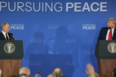 Tổng thống Mỹ Donald Trump (phải) và Tổng thống Nga Vladimir Putin trong cuộc họp báo chung sau hội đàm tại Alaska (Mỹ) ngày 15/8/2025. Ảnh tư liệu: THX/TTXVN