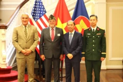 Giám đốc DPAA Kelly McKeague (ngoài cùng bên trái) chụp ảnh chung với Đại sứ Việt Nam tại Mỹ Nguyễn Quốc Dũng (thứ hai, từ phải sang) tại một buổi lễ trao kỷ vật chiến tranh ở Washington D.C ngày 15/7/2025. (Ảnh: TTXVN)