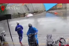 Đà Nẵng: Camera nhà dân ghi lại cảnh hố sụt "nuốt chửng" hai xe hơi
