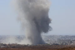 Khói bốc lên sau loạt không kích của Israel xuống Dải Gaza. Ảnh: THX/TTXVN