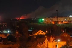 Khói bốc cao từ vụ nổ tại Chelyabinsk.