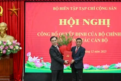 Thường trực Ban Bí thư Trần Cẩm Tú trao Quyết định của Bộ Chính trị cho đồng chí Dương Trung Ý. (Ảnh: DUY LINH)