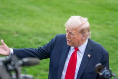 Tổng thống Donald Trump trao đổi về kế hoạch hòa bình Nga-Ukraine với các phóng viên. Ảnh: Xinhua