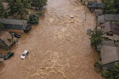 Một chiếc ô tô đang chạy trên con đường ngập nước sau trận mưa lớn, tại Wrightwood, California. (Ảnh: X)