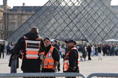 Lực lượng an ninh gác bên ngoài bảo tàng Louvre ở thủ đô Paris, Pháp, ngày 22/10/2025. Ảnh: THX/TTXVN