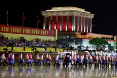Các diễn viên tham gia tổng duyệt di chuyển qua Lăng Chủ tịch Hồ Chí Minh trước giờ G (Ảnh: Thảo Nguyên)