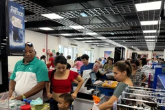 Người dân xếp hàng chờ thanh toán tại một quấy thu ngân ở Siêu thị 70 y 3, một siêu thị thí điểm của Nhà nước thành toán bằng đồng USD, ở thủ đô La Habana. Ảnh: TTXVN