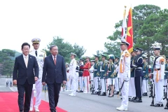 Tổng thống Lee Jae Myung và Tổng Bí thư Tô Lâm duyệt đội danh dự tại Lễ đón. Ảnh: Thống Nhất - TTXVN