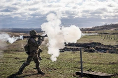 Quân nhân Ukraine sử dụng súng phóng lựu chống tăng trong huấn luyện chiến đấu chống quân đội Nga ở ngoại ô thành phố Pokrovsk thuộc Donetsk, ngày 18/12/2024. Ảnh: AA/TTXVN