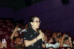 Bà Ariadne Feo Labrada, Tổng lãnh sự Cuba tại Thành phố Hồ Chí Minh giao lưu với đoàn làm phim "Mưa đỏ." (Ảnh: TTXVN)