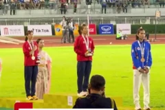 Khoảnh khắc Nguyễn Thị Oanh hát quốc ca khi nhận chiếc HCV thứ 15 ở SEA Games