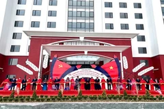 Các đại biểu cắt băng khánh thành dự án xây dựng Trường đại học Hoa Lư.