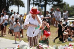 Người dân thương tiếc các nạn nhân vụ xả súng tại bãi biển Bondi ở Sydney, Australia. (Ảnh: TÂN HOA XÃ)