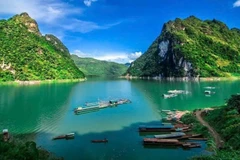 Tham quan lòng hồ trên núi Tủa Thàng hiện thu hút đông du khách về địa bàn.