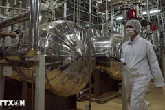 Nhân viên kỹ thuật làm việc bên trong cơ sở hạt nhân Isfahan, nằm cách thủ đô Tehran khoảng 420km về phía nam. (Ảnh: AP/TTXVN)