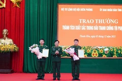 Bộ Tư lệnh Bộ đội Biên phòng trao thưởng cho các tập thể lập công.