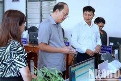 Bí thư Tỉnh ủy Cà Mau (giữa) kiểm tra, giám sát vận hành thử nghiệm bộ máy mới chính quyền cấp xã tại phường Tân Thành vào sáng 19/6.