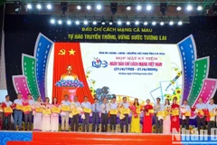 Lãnh đạo tỉnh Cà Mau tặng hoa vinh danh các nhà báo tiêu biểu, xuất sắc nhân họp mặt Kỷ niệm 100 năm Ngày Báo chí Cách mạng Việt Nam.
